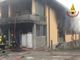 Incendio in un'azienda di lavorazioni plastiche a Morazzone: in fiamme anche l'abitazione al piano di sopra