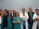 Da sinistra a destra:  dr. Paolo Rocchi, dr.ssa Silvia Coriele, dr.ssa Mara Palumbo, dr.ssa Marika Milani, dr. Franco Pavesi, dr.ssa Laura Bardelli, dr. Stefano Rausei (Direttore), dr. Alberto Reggiori, dr. Vincenzo Pappalardo. Nei box, dall'alto: Valeria Tomasin (Coordinatrice Infermieristica Chirurgia Cittiglio), Antonella Sala (Coordinatrice Infermieristica Chirurgia Angera) e Anna Ruspini (Coordinatrice Infermieristica Day Surgery Cittiglio).