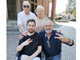 Nicolò Maja insieme ai nonni e al sindaco di Samarate Enrico Puricelli