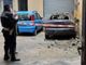 Calcinacci sfondano tetto e parabrezza: il proprietario era uscito dall'auto pochi minuti prima
