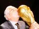 Silvio Gazzaniga con la &quot;sua&quot; Coppa del Mondo