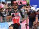 Il salto vincente del &quot;canguro&quot; Ewan sul traguardo di Termoli (foto tratta dalla pagina Facebook ufficiale del Giro d'Italia)
