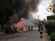 FOTO - Due veicoli in fiamme a Samarate: intervengono i Vigili del Fuoco