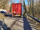 Le operazioni dei vigili del fuoco per liberare il tir