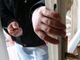 Sorprende i ladri in casa e viene minacciato di morte con un coltello