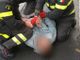 Scippa una donna ma viene immobilizzato da una squadra di vigili del fuoco