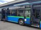 Imbratta i sedili di un bus: ragazzo chiamato a pulire i pullman di Varese
