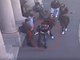 Minorenne accerchiato, rapinato e picchiato dal branco davanti a scuola: arrestati quattro giovani