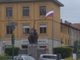 Malnate, issata da ignoti la bandiera russa al monumento dei Caduti