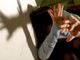 Maltrattava da anni la moglie e i due figli. La polizia dispone l'allontanamento per un 45enne di Busto