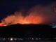 Il fronte dell'incendio si è esteso ulteriormente in serata alimentato dal forte vento