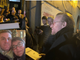 Bono oggi mentre incontra la folla di fans, tra cui i Pisani, raggianti