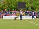 La surreale immagine di un addetto della Folgore Caratese con carriola in mezzo al campo prima della finale playout, mentre erano in corso gli scavi sulla linea di porta per alzare la traversa