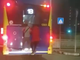 Ragazzini si appendono al pullman in corsa: l'ultimo caso è stato registrato e immortalato così a Torino (crediti foto e video Welcometofavelas__)