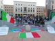 VIDEO. «Basta coprifuoco», il sit-in di Fratelli d’Italia in piazza Monte Grappa