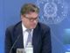 Giancarlo Giorgetti si commuove questa mattina nella conferenza stampa di presentazione della manovra finanziaria parlando di Bobo Maroni