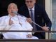 Papa Francesco mentre si affaccia dal Gemelli dopo il lungo ricovero iniziato il 14 febbraio