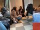 Aula gremita e studenti accomodati sul pavimento stamattina all'Insubria