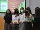 Le studentesse del liceo “Grassi” di Saronno premiate dalla banca. Sotto, tutti i vincitori