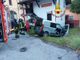 Varesino scende dall'auto ma rimane incastrato con il piede e finisce contro una casa