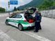 Sessantenne guida mentre si beve una birra: patente ritirata
