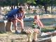 Papà Miguel Ángel si ritrova al cimitero davanti alla tomba del figlio per ascoltare alla radiolina le partite della squadra del cuore del suo Nahuel, scomparso in un incidente d'auto a 19 anni nel 2016 di ritorno da una trasferta del San Martín