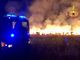 Maxi incendio a Caronno Pertusella: cento rotoballe di fieno in fiamme. Vigili del fuoco a protezione di case e ferrovia