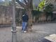 Ore 14, pieno centro di Varese: se scappa, scappa... e così un uomo si &quot;libera&quot; di un peso nel viale alberato di via Dandolo