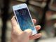 Perché i possessori di smartphone si spiano a vicenda attraverso i social media?