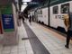 Studente aggredito e rapinato a calci e pugni sul treno mentre torna a casa