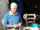 La bellissima storia di vita di Francesco Ardizzino, sordocieco, che con le sue mani intreccia cestini e insegna a persone disabili