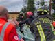 Le immagini dell'intervento dei vigili del fuoco di Luino che hanno liberato il ciclista investito rimasto incastrato nel parabrezza