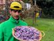 L'agricoltore monvallese Lorenzo Zanardini con lo zafferano di sua produzione