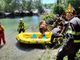 Le operazioni di salvataggio dei quattro ragazzi rimasti bloccati su un isolotto sul fiume Ticino a Cuggiono