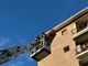 Si sente male al quinto piano di un condominio a Busto: arriva l'autoscala dei vigili del fuoco