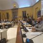 L'aula del Consiglio comunale con, in primo piano, l'assessore Sabba L'aula del Consiglio comunale con, in primo piano, l'assessore Sabba