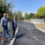 L'ingegner Carla Pusceddu e l'architetto Giampietro Colombo lungo la strada riqualificata: via Grossi