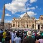 La messa in suffragio del papa di domenica mattina. Sotto, la celebrazione di venerdì con il Decanato di Busto