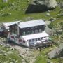 Il Rifugio Zamboni Zappa, a 2.070 metri in alta Valle Anzasca, sotto la parete est del Monte Rosa: raggiunto dall'amata Macugnaga anche da molti turisti della nostra provincia