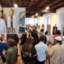 L'inaugurazione della mostra, nel riquadro Ferdinando Pagani accanto al suo autoritratto