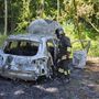 Cade un tizzone nel baule, auto distrutta dalle fiamme
