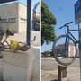 Infilata nell’immondizia o volante. Gli strani “parcheggi” delle biciclette a Busto