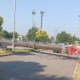 Nella foto la gru che si è abbattuta sulla strada