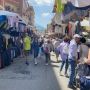 Uomo in carrozzina semina il caos al mercato di Luino: insulti, urla e resistenza ad agenti