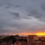 FOTO. Busto, un tramonto luminoso irrompe tra le nubi nel giorno del solstizio