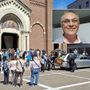 Il feretro sul sagrato di San Giulio, nel riquadro il sorriso di Davide Gorla, rievocato da tanti