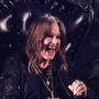 Ozzy Osbourne sorridente al suo concerto di addio (Foto dalla pagina Fb dell'artista)