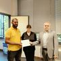 Il momento della consegna di quanto raccolto da compagni, professori e lavoratori dell'Isis Newton allo zio di Amine