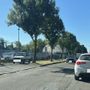 Auto in attesa di entrare nel centro di multiraccolta ieri
