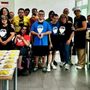 Nella foto gli chef soci Lions che hanno realizzato il menù del pranzo solidale insieme ai ragazzi e collaboratori di Progetto Promozione Lavoro di Olgiate Olona